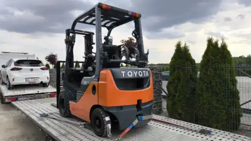 Używany wózek widłowy Toyota na lawecie
