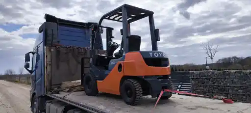 Używany wózek widłowy Toyota na lawecie