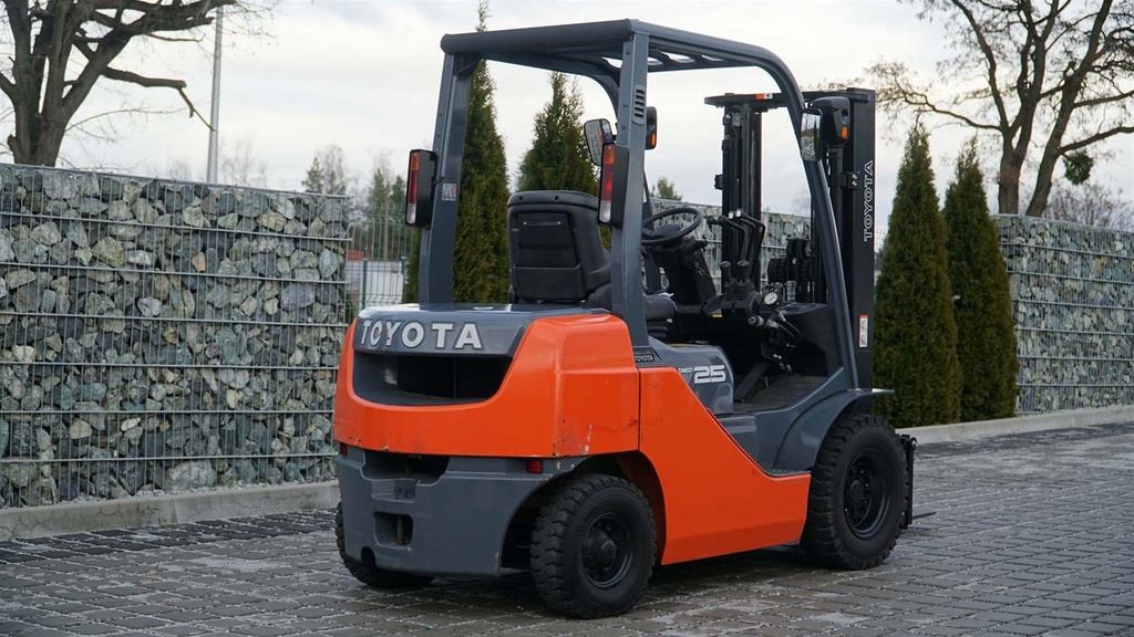 Wózek widłowy używany Toyota 8FGL25 (3)