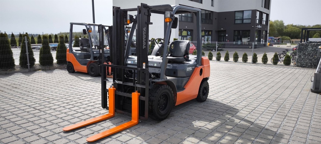 Wózek widłowy używany Toyota 02-8FG25