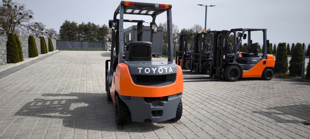 Wózek widłowy używany Toyota 02-8FG25