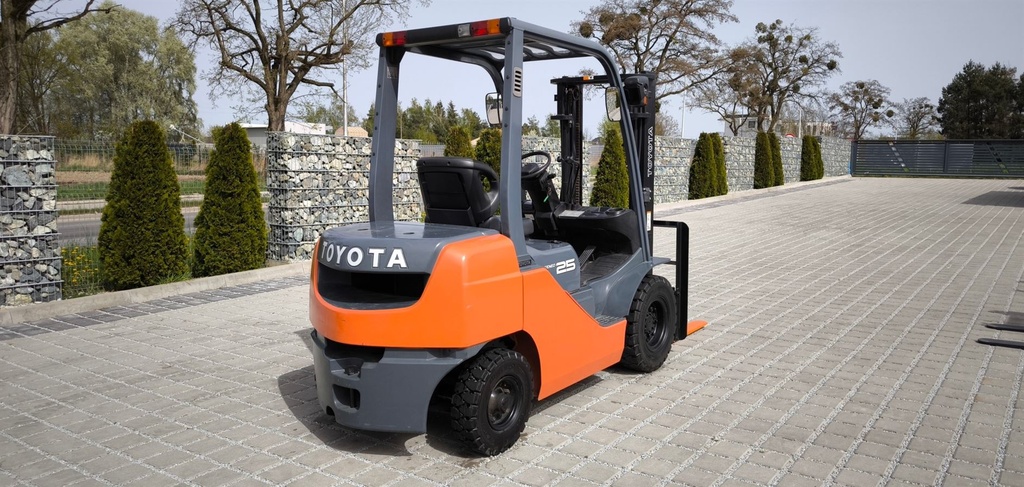 Wózek widłowy używany Toyota 02-8FG25