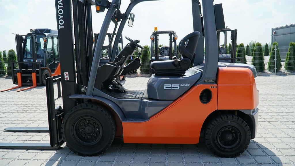 Wózek widłowy używany Toyota 8FGL25