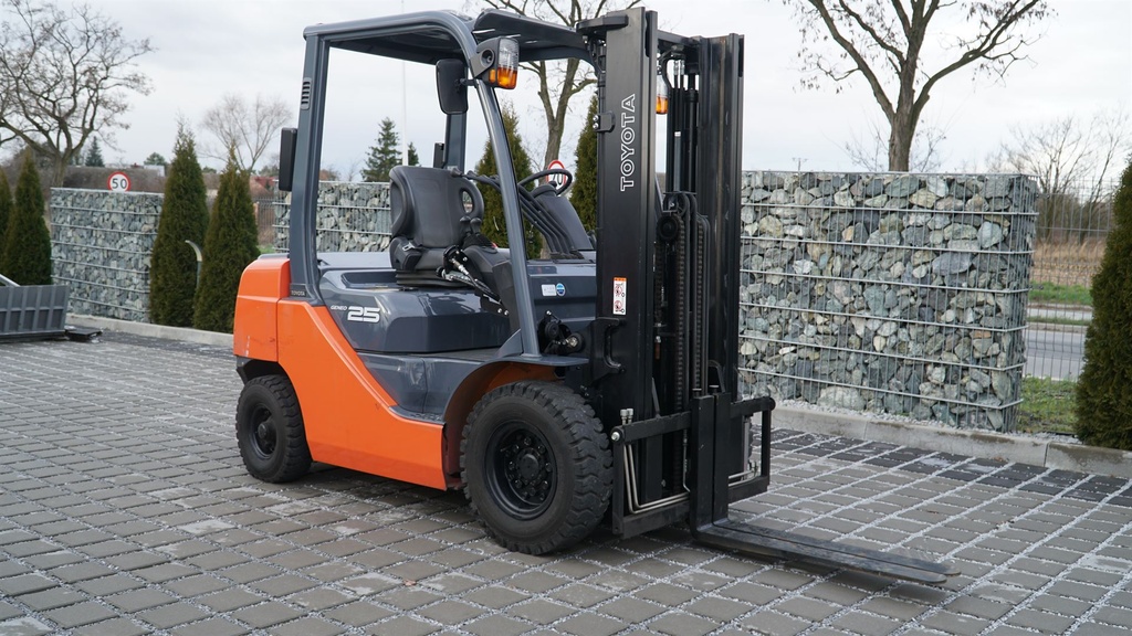 Вилочный погрузчик б/у Toyota 8FGL25
