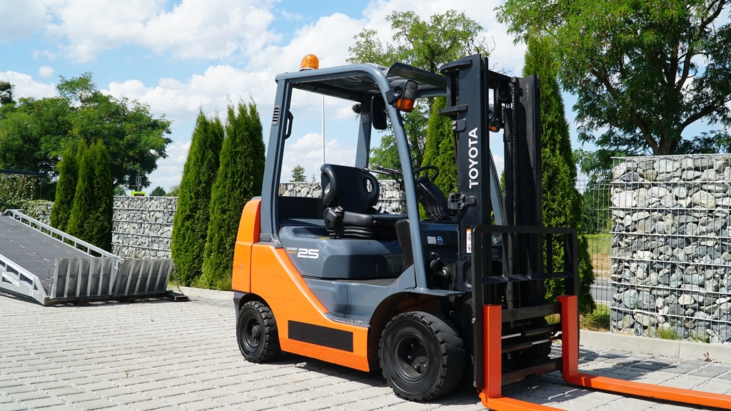 [1304] Used forklift Toyota  02-8FGK25